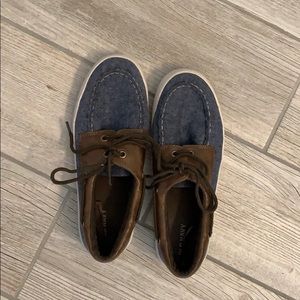 Boy’s boat shoes size 5